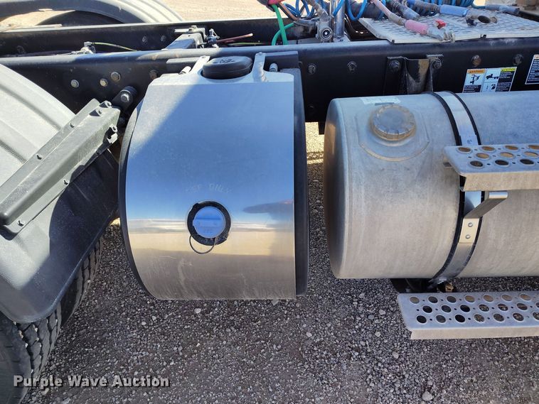 image for item DV6664 2013 Kenworth  T800 semi truck