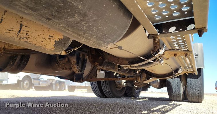 image for item DV6664 2013 Kenworth  T800 semi truck