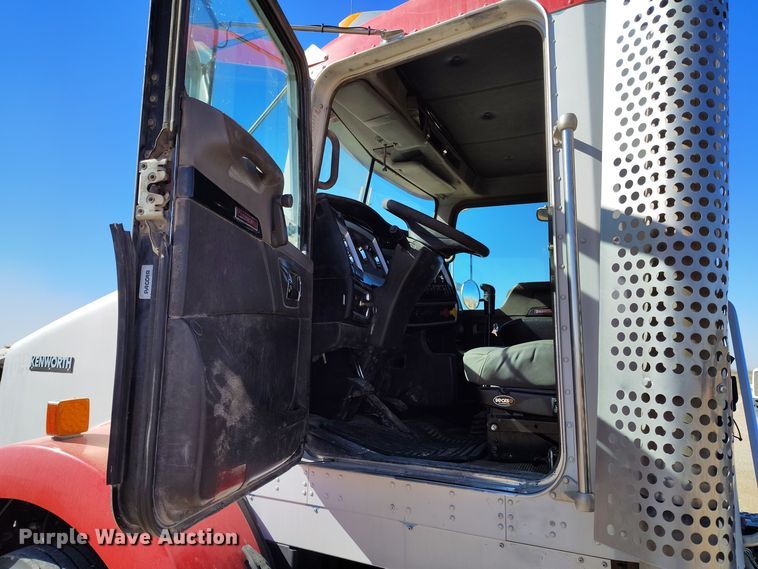 image for item DV6664 2013 Kenworth  T800 semi truck