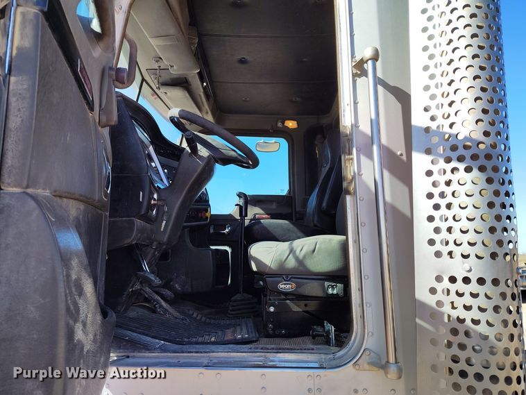 image for item DV6664 2013 Kenworth  T800 semi truck