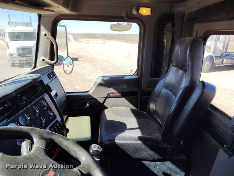 image for item DV6664 2013 Kenworth  T800 semi truck