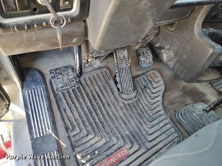 image for item DV6664 2013 Kenworth  T800 semi truck