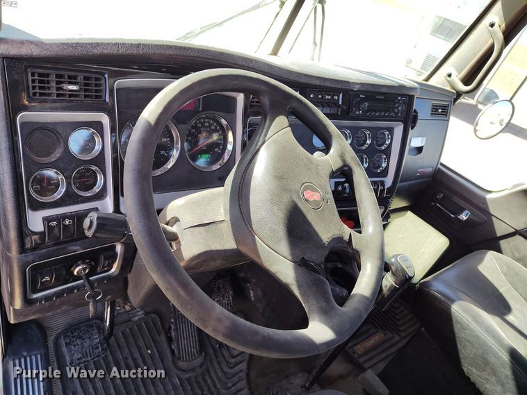 image for item DV6664 2013 Kenworth  T800 semi truck