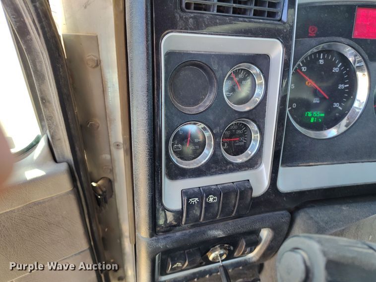 image for item DV6664 2013 Kenworth  T800 semi truck