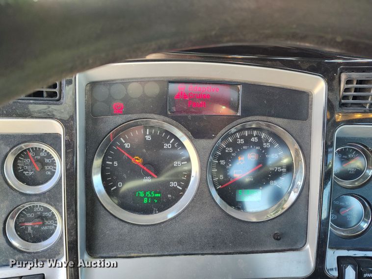 image for item DV6664 2013 Kenworth  T800 semi truck