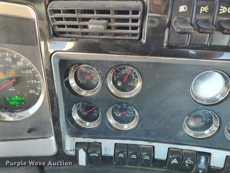 image for item DV6664 2013 Kenworth  T800 semi truck