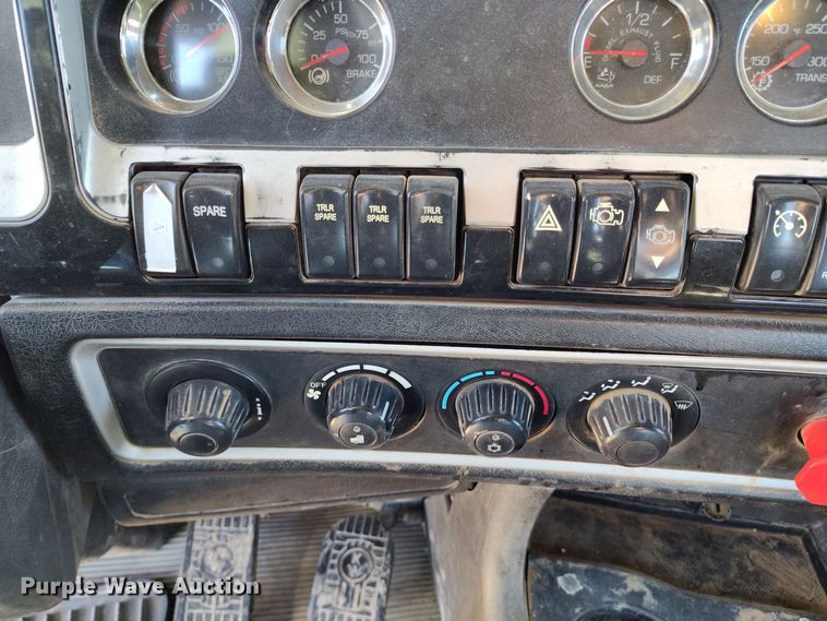 image for item DV6664 2013 Kenworth  T800 semi truck