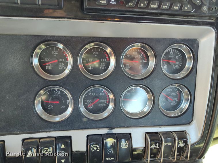 image for item DV6664 2013 Kenworth  T800 semi truck