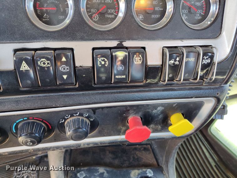 image for item DV6664 2013 Kenworth  T800 semi truck