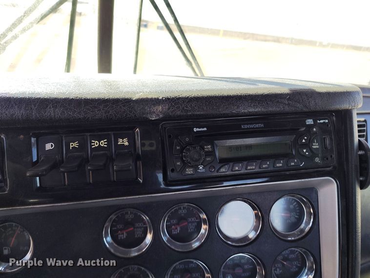 image for item DV6664 2013 Kenworth  T800 semi truck