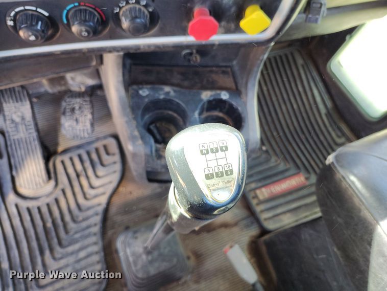 image for item DV6664 2013 Kenworth  T800 semi truck