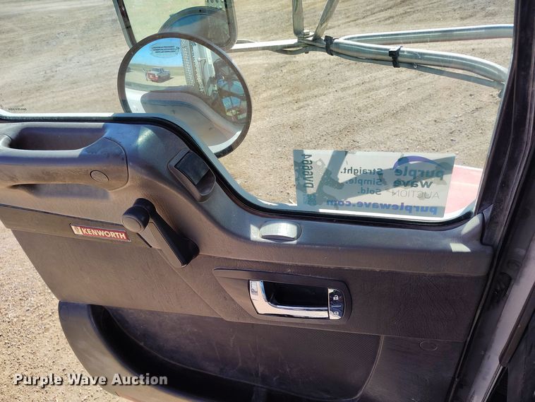 image for item DV6664 2013 Kenworth  T800 semi truck