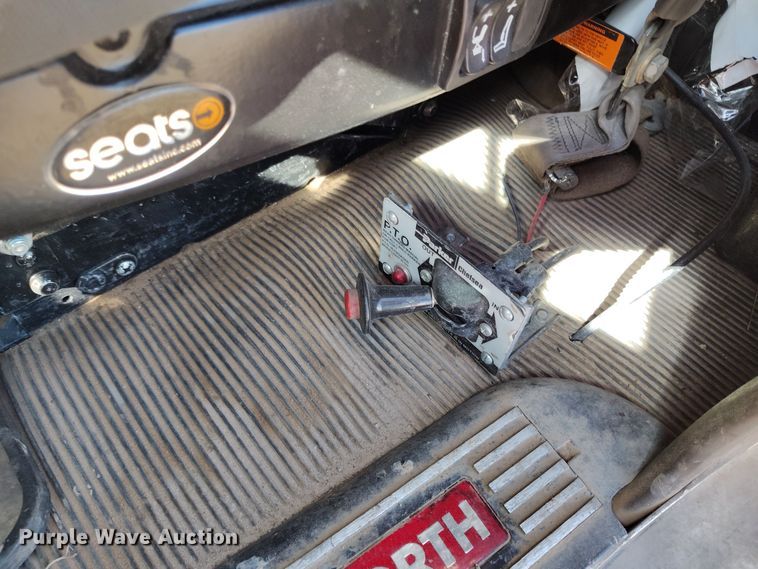 image for item DV6664 2013 Kenworth  T800 semi truck