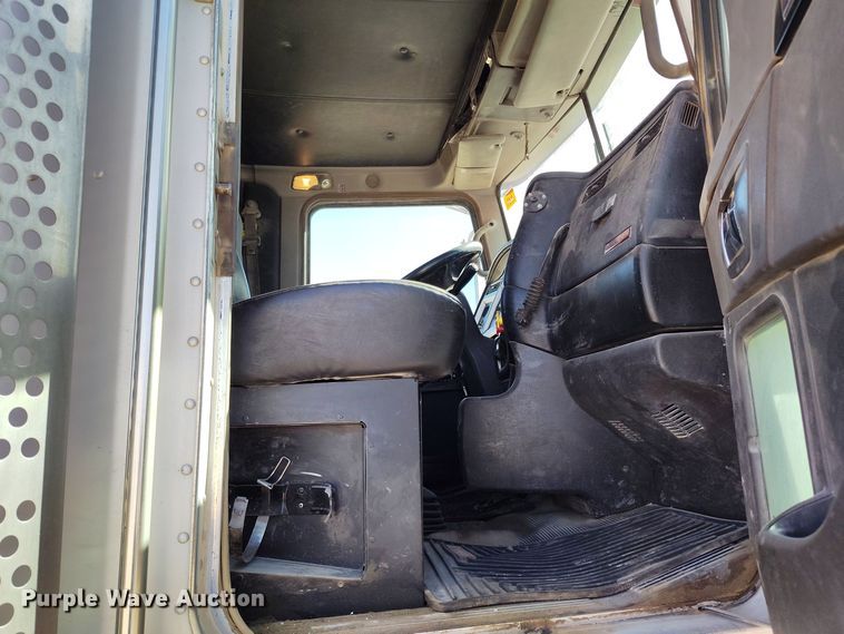 image for item DV6664 2013 Kenworth  T800 semi truck