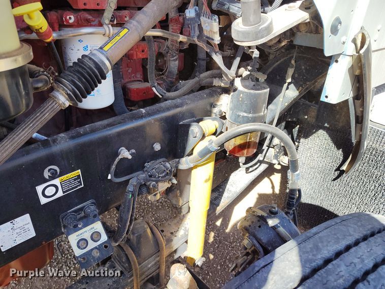 image for item DV6664 2013 Kenworth  T800 semi truck