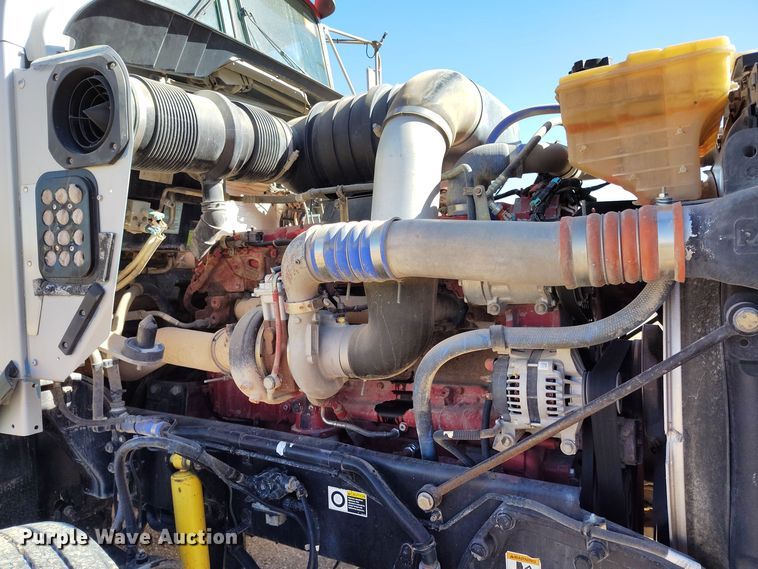 image for item DV6664 2013 Kenworth  T800 semi truck