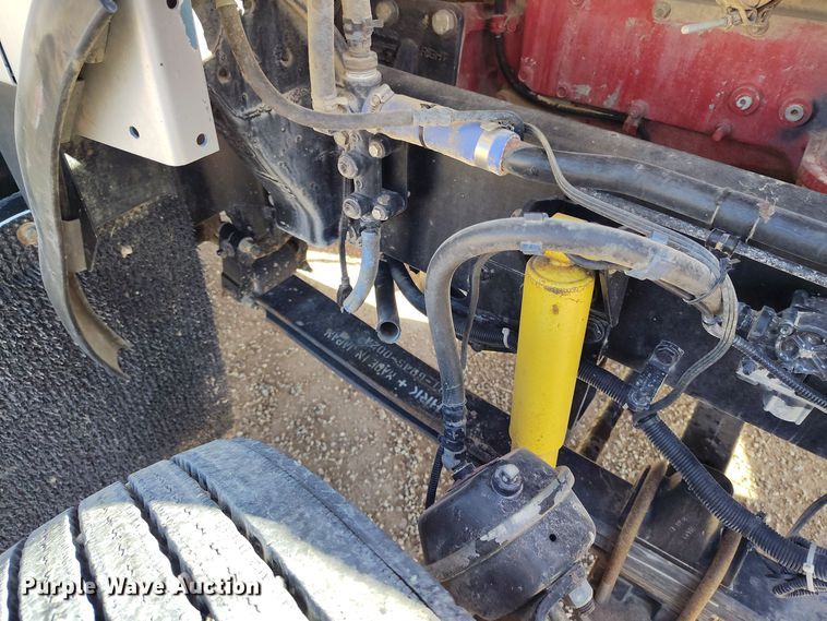 image for item DV6664 2013 Kenworth  T800 semi truck