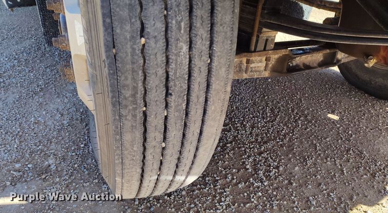 image for item DV6664 2013 Kenworth  T800 semi truck