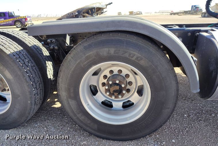 image for item DV6664 2013 Kenworth  T800 semi truck