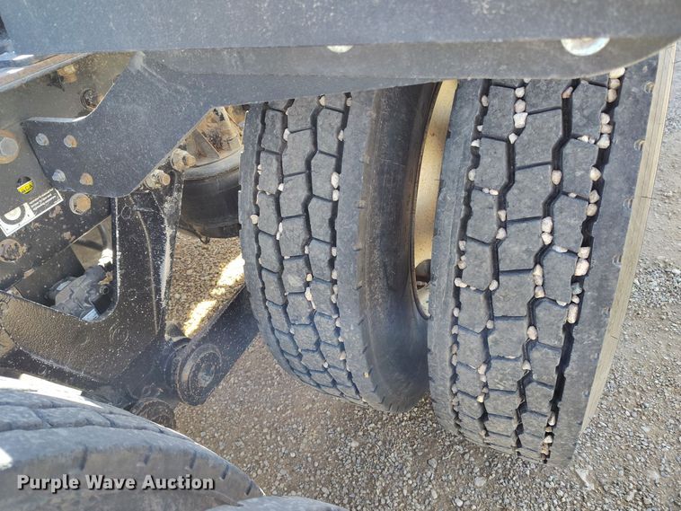 image for item DV6664 2013 Kenworth  T800 semi truck