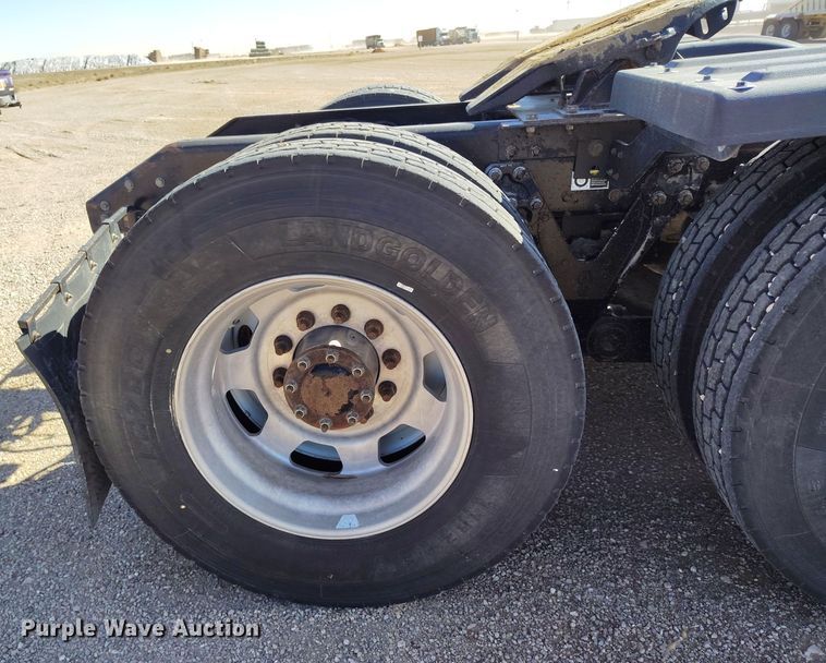 image for item DV6664 2013 Kenworth  T800 semi truck