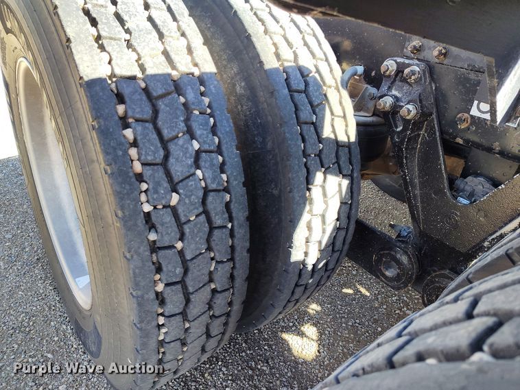 image for item DV6664 2013 Kenworth  T800 semi truck