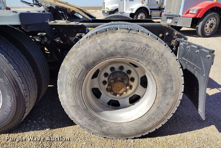 image for item DV6664 2013 Kenworth  T800 semi truck