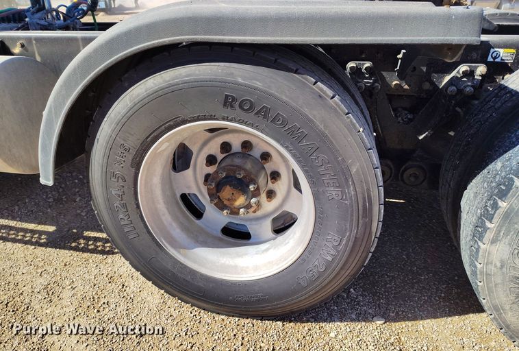 image for item DV6664 2013 Kenworth  T800 semi truck