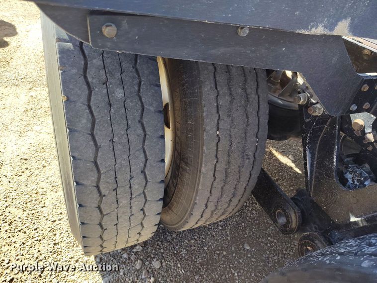 image for item DV6664 2013 Kenworth  T800 semi truck