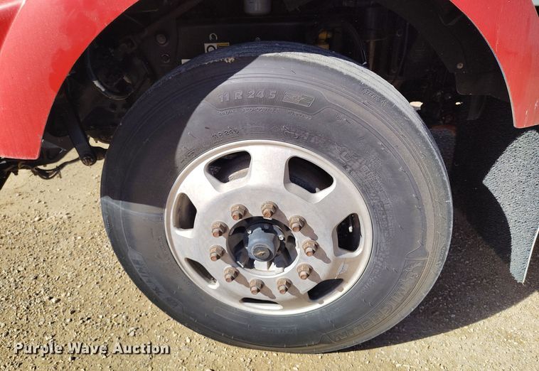 image for item DV6664 2013 Kenworth  T800 semi truck