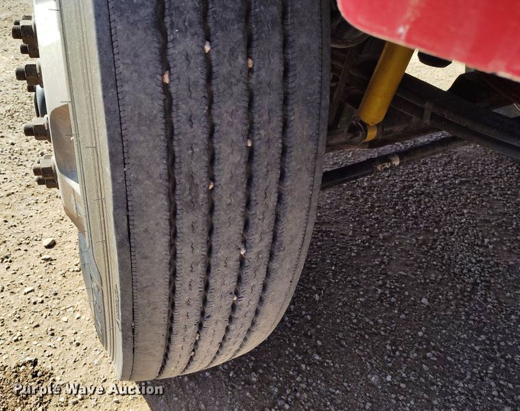 image for item DV6664 2013 Kenworth  T800 semi truck