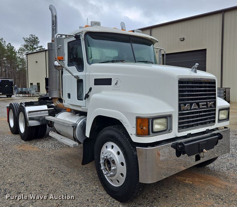 image for item EC3456 2006 Mack CHN613 semi truck