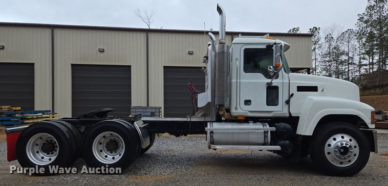 image for item EC3456 2006 Mack CHN613 semi truck