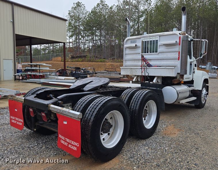 image for item EC3456 2006 Mack CHN613 semi truck