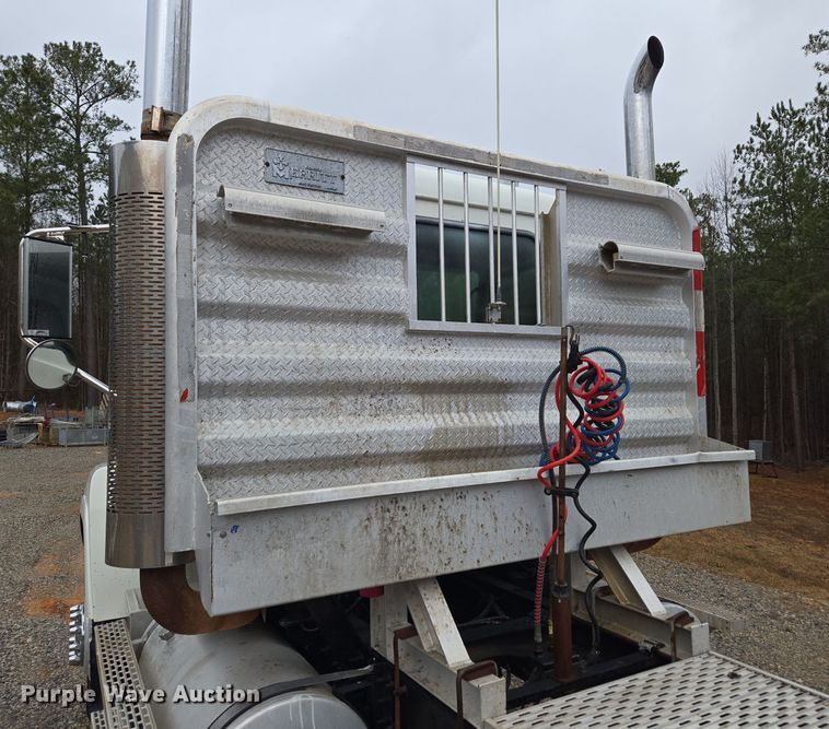 image for item EC3456 2006 Mack CHN613 semi truck