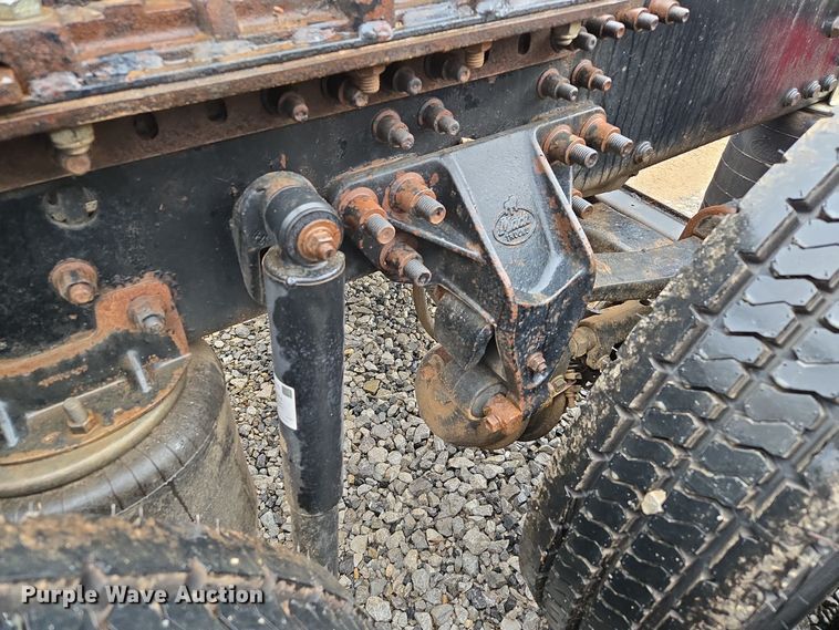 image for item EC3456 2006 Mack CHN613 semi truck