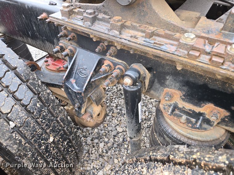 image for item EC3456 2006 Mack CHN613 semi truck