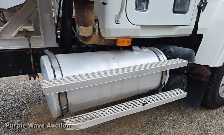 image for item EC3456 2006 Mack CHN613 semi truck