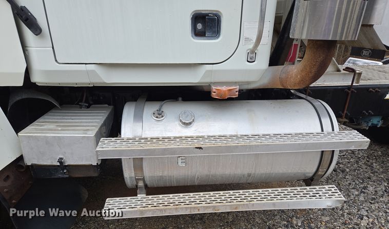 image for item EC3456 2006 Mack CHN613 semi truck