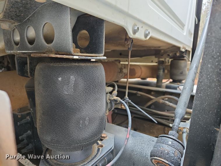 image for item EC3456 2006 Mack CHN613 semi truck