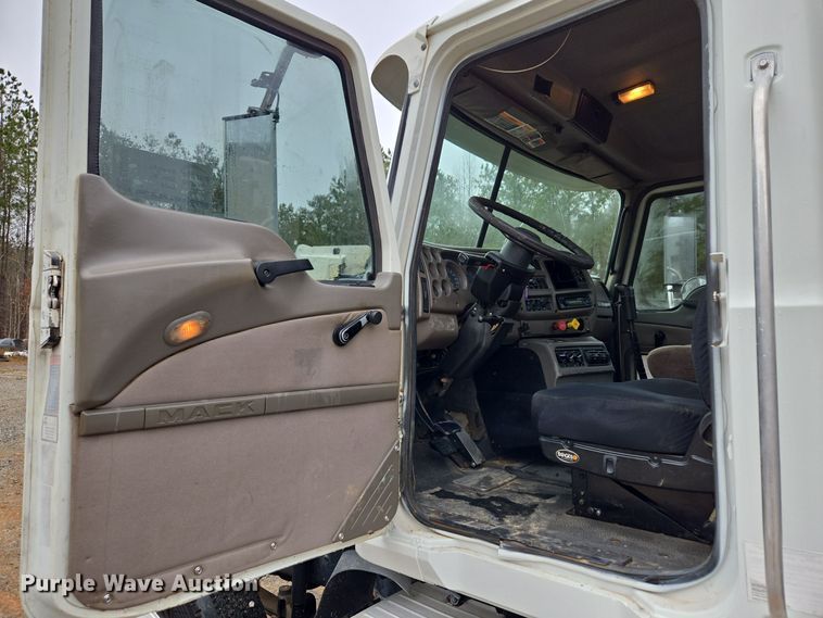 image for item EC3456 2006 Mack CHN613 semi truck