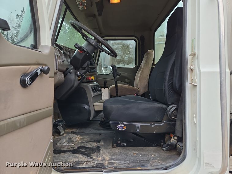 image for item EC3456 2006 Mack CHN613 semi truck