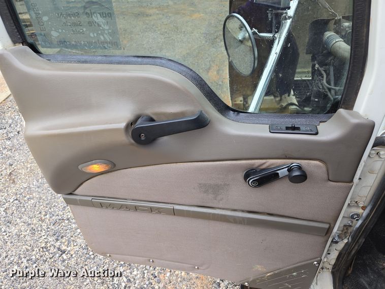 image for item EC3456 2006 Mack CHN613 semi truck