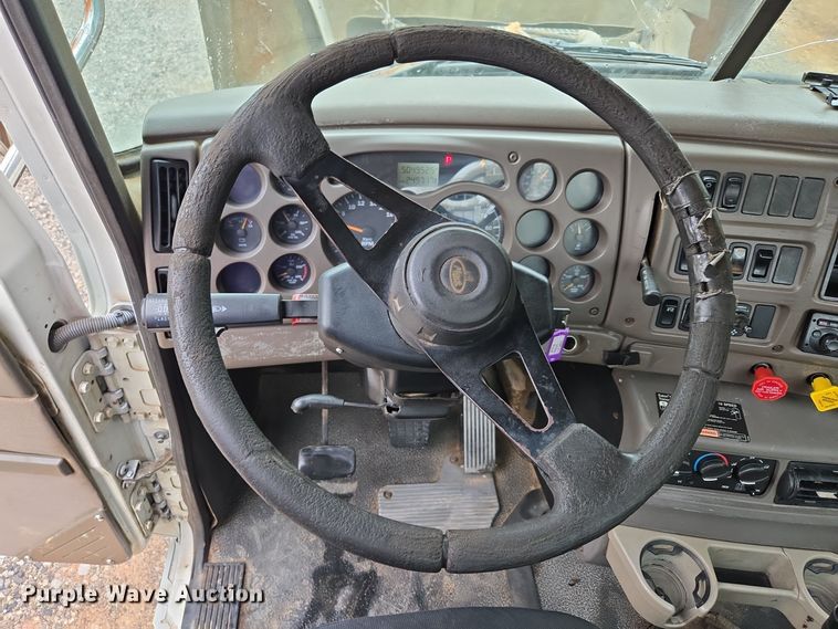 image for item EC3456 2006 Mack CHN613 semi truck