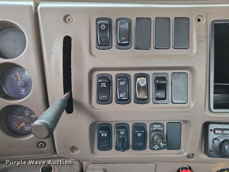 image for item EC3456 2006 Mack CHN613 semi truck