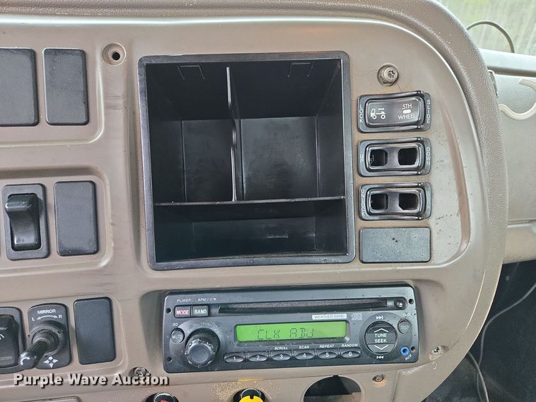 image for item EC3456 2006 Mack CHN613 semi truck