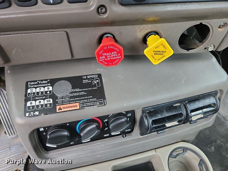 image for item EC3456 2006 Mack CHN613 semi truck