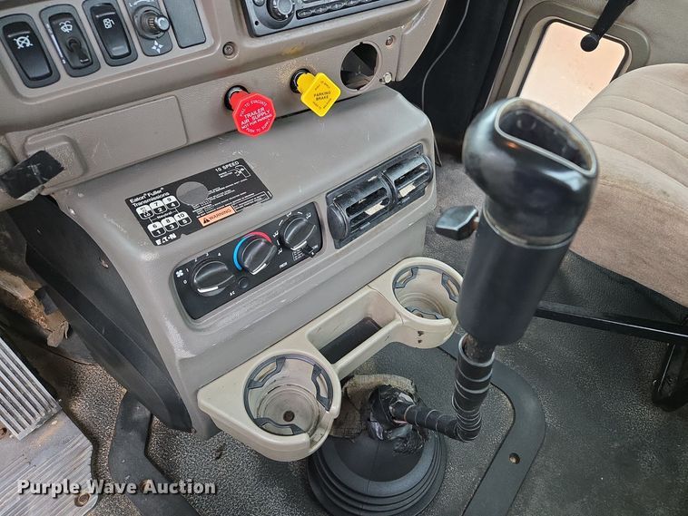 image for item EC3456 2006 Mack CHN613 semi truck