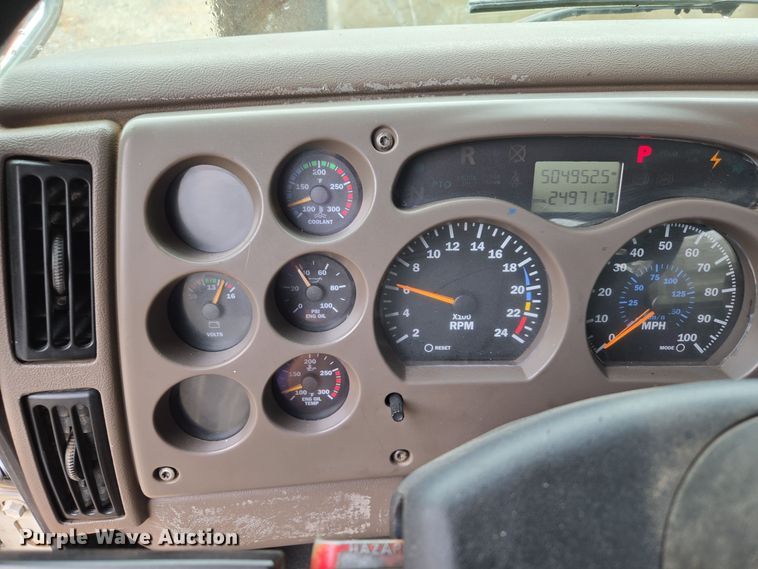 image for item EC3456 2006 Mack CHN613 semi truck