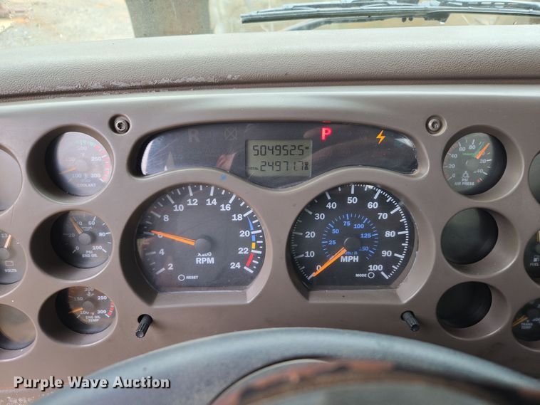 image for item EC3456 2006 Mack CHN613 semi truck